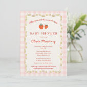 Berry Sweet Strawberry Gingham Baby Shower Einladung (Stehend Vorderseite)