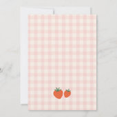 Berry Sweet Strawberry Gingham Baby Shower Einladung (Rückseite)