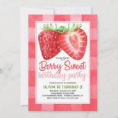 Berry Sweet Strawberry Gingham Girls Birthday Einladung (Vorderseite)