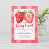 Berry Sweet Strawberry Gingham Girls Birthday Einladung (Stehend Vorderseite)