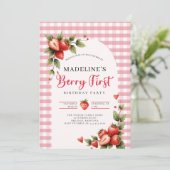 Berry Sweet Strawberry Gingham Photo 1st Birthday Einladung (Stehend Vorderseite)