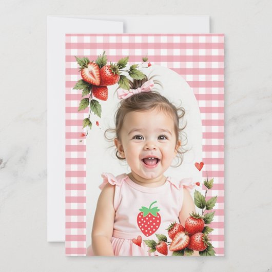 Berry Sweet Strawberry Gingham Photo 1st Birthday Einladung (Rückseite)