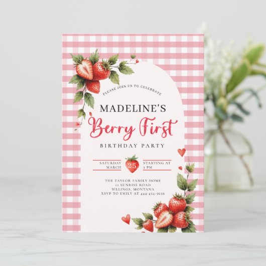 Berry Sweet Strawberry Gingham Summer 1st Birthday Einladung (Stehend Vorderseite)