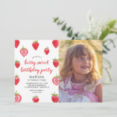 Berry Sweet Strawberry Girl Birthday Einladung (Stehend Vorderseite)