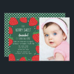 Berry Sweet Strawberry Kids 1. Geburtstags-Foto Einladung<br><div class="desc">Dieses niedliche "beersüße" Mädchen lädt zum 1./1. Geburtstag ein und bietet einen grünen Hintergrund mit Erdbeeren. Die Rückseite ist mit einem grünen Hintergrund und weißen Polka Punkten versehen. Sie können dies durch einen Klick auf "PERSONALISIEREN" weiter anpassen. Matching Items in unserem Shop für ein komplettes Party Thema. Für weitere Fragen...</div>