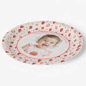 Berry Sweet Strawberry Patch Photo 1st Birthday Pappteller (Schrägansicht)