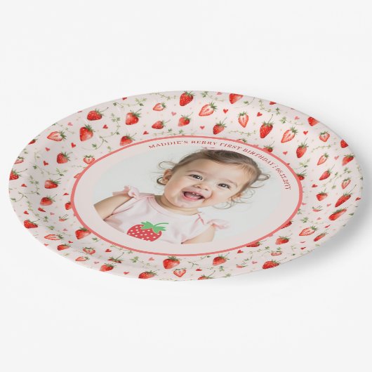 Berry Sweet Strawberry Patch Photo 1st Birthday Pappteller (Schrägansicht)