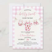 Berry Sweet Strawberry Pink Baby Dusche Einladung (Vorderseite)