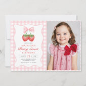 Berry Sweet Strawberry Pink Bow Birthday Foto Einladung (Vorderseite)