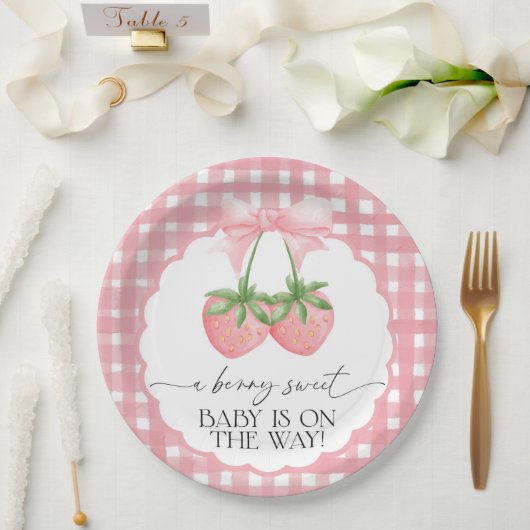Berry Sweet Strawberry Pink Gingham Baby Shower Pappteller (Hochzeit)