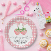 Berry Sweet Strawberry Pink Gingham Baby Shower Pappteller (Party)