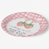 Berry Sweet Strawberry Pink Gingham Baby Shower Pappteller (Schrägansicht)