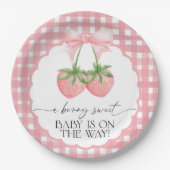 Berry Sweet Strawberry Pink Gingham Baby Shower Pappteller (Vorderseite)