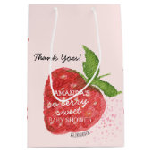 Berry Sweet Strawberry Red Pink Baby Dusche Mittlere Geschenktüte (Vorderseite)