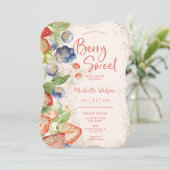 Berry Sweet Summer Wilde Berries & Blume Bridal Einladung (Stehend Vorderseite)