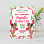 Berry Sweet Twins Strawberry Baby Shower Karte (Stehend Vorderseite)