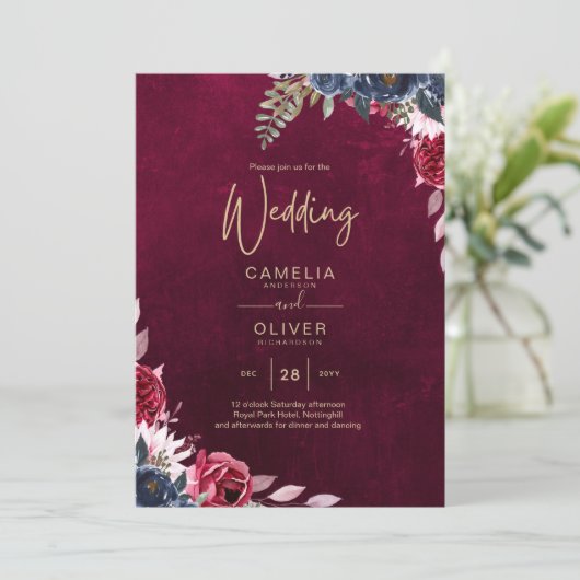 Berry Wine Floral Wedding Einladung (Stehend Vorderseite)