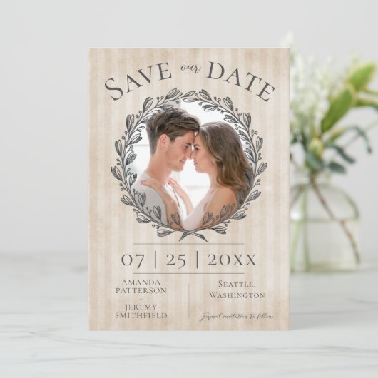 Berry Wreath and Stripes Foto | Beige Save The Date (Stehend Vorderseite)