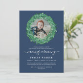 Berry Wreath Navy Blauer Namensschild Foto Einladung (Stehend Vorderseite)