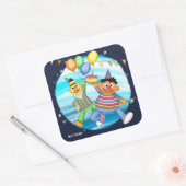 Bert und Ernie Birthday Balloons Quadratischer Aufkleber (Umschlag)