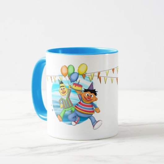 Bert und Ernie Birthday Balloons Tasse (Vorderseite Links)