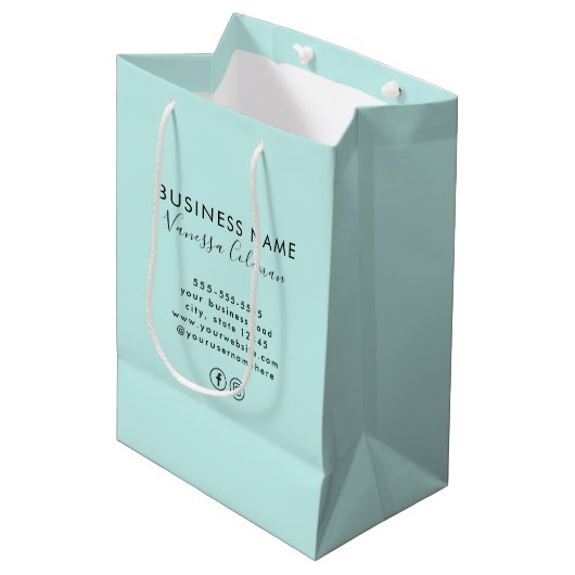 Beruflich Branding Minimalistisches Script Soft Bl Mittlere Geschenktüte (Vorderseite Schrägansicht)