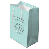 Beruflich Branding Minimalistisches Script Soft Bl Mittlere Geschenktüte (Rückseite Schrägansicht)