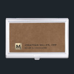 Beruflich Leather Luxury Visitenkarten Dose<br><div class="desc">Behalt deine Visitenkarten, die stilvoll organisiert und geschützt sind, mit diesem modernen Visitenkartengehäuse mit einem goldfarbenen Logo auf braunem Lederhintergrund. Dieser aus hochwertigen Materialien gefertigte Gehäuse ist langlebig und raffiniert und eignet sich somit hervorragend für berufliche Geschäftsreisende. Das Gehäuse ist auch leicht und kompakt, sodass es einfach in einer Tasche...</div>