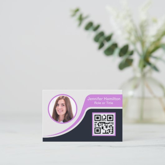 Beruflich Schwarz Lila hinzufügen Sie Ihre Logo-QR Visitenkarte (Stehend Vorderseite)