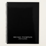 Beruflich Schwarz und Weiß Planer<br><div class="desc">Beruflicher Planer mit individuelle Name und Text im klassischen Serif-Schriftart-Stil auf schwarzem Hintergrund.</div>