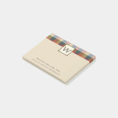 Berufliche Karierte Führungskraft mit Name und Mon Post-it Klebezettel (angewinkelt)