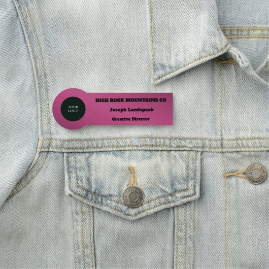 Beruflicher Logomitarbeiter Deep Red Metallic Namensschild (Beispiel)