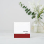 Beruflicher Minimalistischer moderner Weißmaron Quadratische Visitenkarte (Stehend Vorderseite)