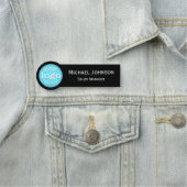 Beruflicher moderner Logo-Mitarbeiter Namensschild (Beispiel)