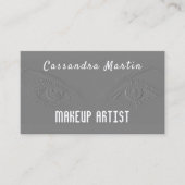 Beruflicher prägeartiger Blick mustert Visitenkarte (Vorderseite)