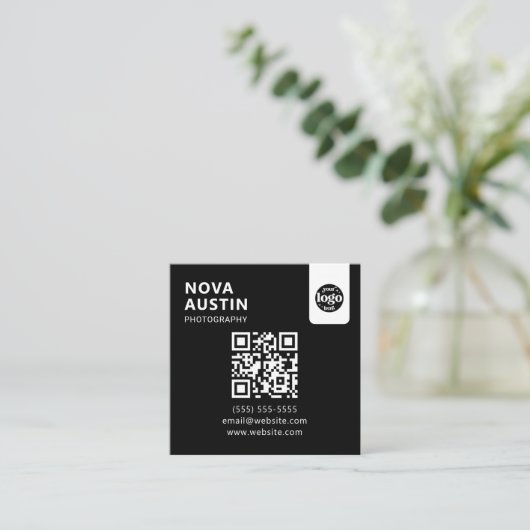 Beruflicher QR-Code-Minimal-Design mit Logo Quadratische Visitenkarte (Stehend Vorderseite)