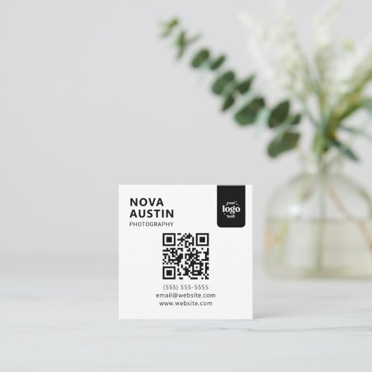 Beruflicher QR-Code-Minimal-Design mit Logo Quadratische Visitenkarte (Stehend Vorderseite)