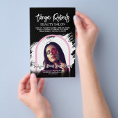 Beruflicher Schönheitssalon in Weiß und Schwarz Flyer (Handgriff)