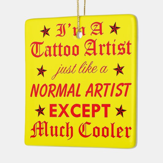 Beruflicher Tätowierungs-Künstler mögen einen Keramikornament (Links)