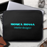 Berufliches Einfaches Neuralblau Laptopschutzhülle<br><div class="desc">Minimalistischer Schwarzer Soli-Farbhintergrund und Neon Blue moderne Schriftart Laptop-Hülle. Personalisieren Sie Ihre individuelle Verwendung. Klassisches Design | Elegantes Produkt | Trendige Farben | Stilvoll und modern | Berufliches Geschäftsdesign</div>