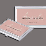 Berufliches Elegantes Modernes, Personalisiert mit Visitenkarten Dose<br><div class="desc">Fügen Sie eine Touch von Eleganz in Ihr Netzwerk mit unserem Preppy Pink Beruflich Elegant Modern Personalisiert mit Name Business Card Case. Dieses fein gefertigte Gehäuse verbindet modernes Design nahtlos mit einer personalisierten Touch und ist somit das perfekte Zubehör für die Organisation und Präsentation Ihrer Visitenkarten. Dieses Visitenkartengehäuse mit Ihrem...</div>