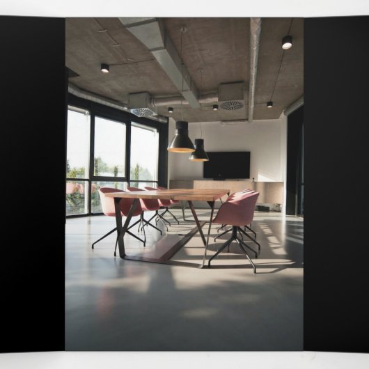 Berufliches Firmenlogo Schwarze Broschüre mit drei (Innenseite Mitte)