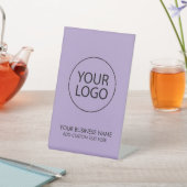 Berufliches Firmenlogo und Textfirma Lila Sockelschild (In SItu)