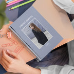 Berufliches Gold Script Border Black Women Foto Planer<br><div class="desc">Die Berufliche Gold Script Border Black Women Foto Planner. Dieser Planer zeichnet sich durch ein zeitgemäßes und raffiniertes Design aus,  mit dem Sie Ihre Planerfahrung mit Ihren eigenen Fotos personalisieren können.</div>