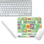 Berufliches ・ mousepad<br><div class="desc">Beruf des gesunden Essens und Diätens. Entworfen mit diätetischen Icons und Grafiken als gefliester Piktogramm Hintergrund. Fügen Sie unten einen Namen auf der weißen Bannervorlage hinzu. Die Farbtöne Weiß,  Grün,  Gelb,  lila,  Orange und Aqua.</div>