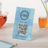 Berufliches QR-Code-Menü, kontaktlose Logos, moder Sockelschild (In SItu)