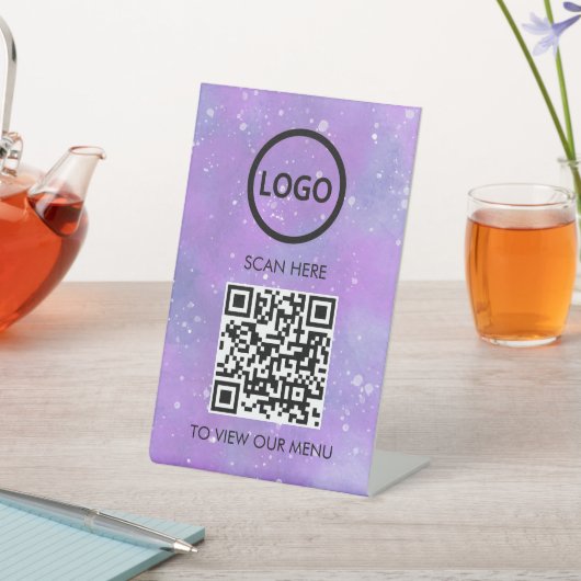 Berufliches QR-Code-Menü, kontaktlose Logos, moder Sockelschild (In SItu)