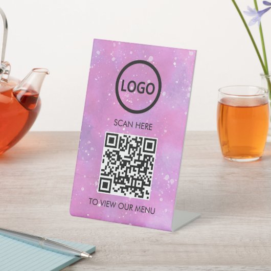 Berufliches QR-Code-Menü, kontaktlose Logos, moder Sockelschild (In SItu)