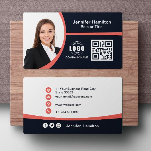 Berufliches Rot, um den QR-Code Ihres Logos hinzuz Visitenkarte