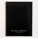 Berufliches Schwarz und Gold Planer<br><div class="desc">Beruflicher Planer mit individuelle Name und Text in goldfarbenem Schriftart im klassischen Serifenstil auf schwarzem Hintergrund.

Beachte: Die Folien-Details sind simuliert und in Farbe auf das Produkt gedruckt. Bei der Herstellung dieses Produktes wird keine Folie verwendet.</div>
